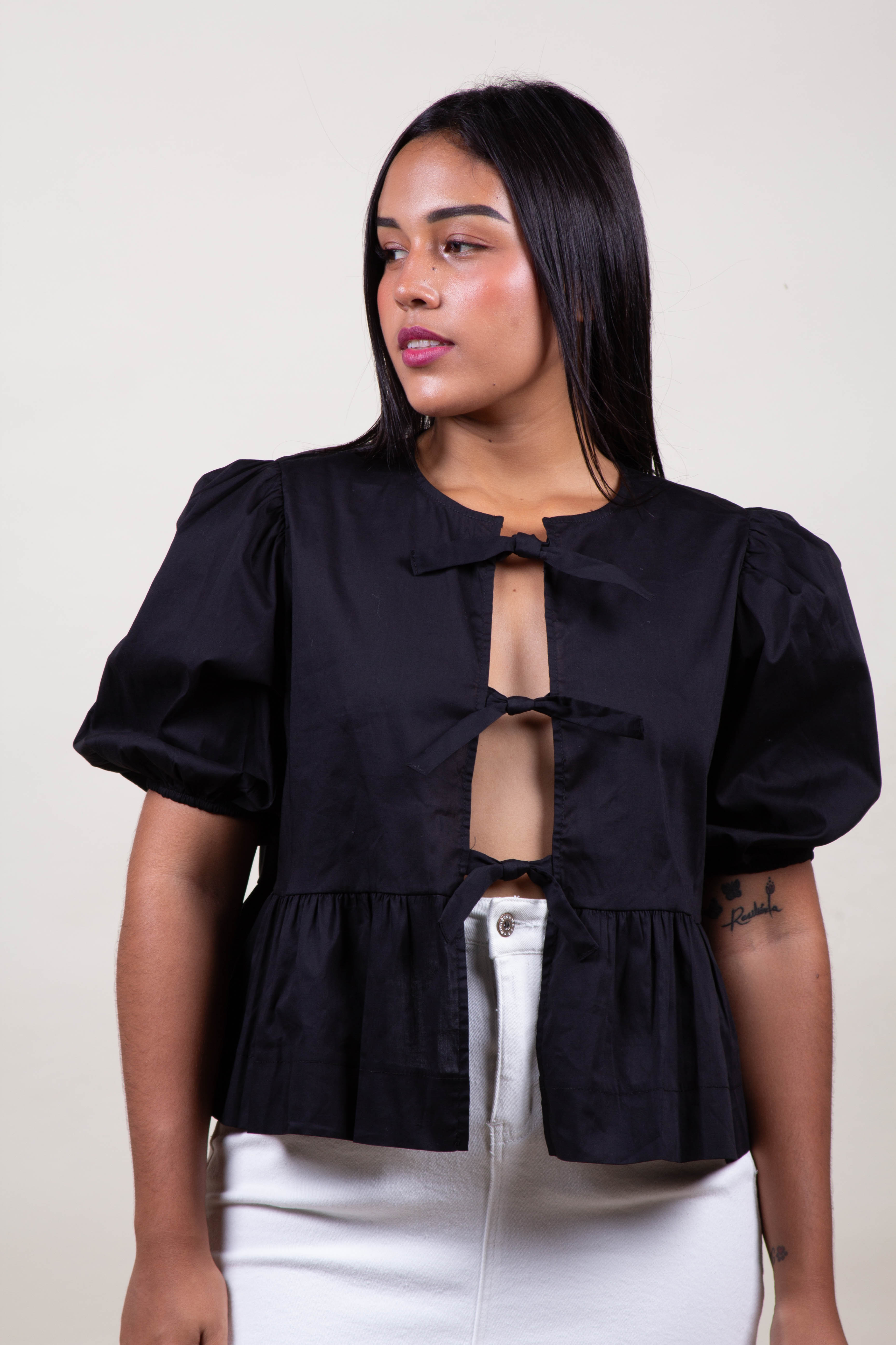 Blusa Negra con lazo Abullonado