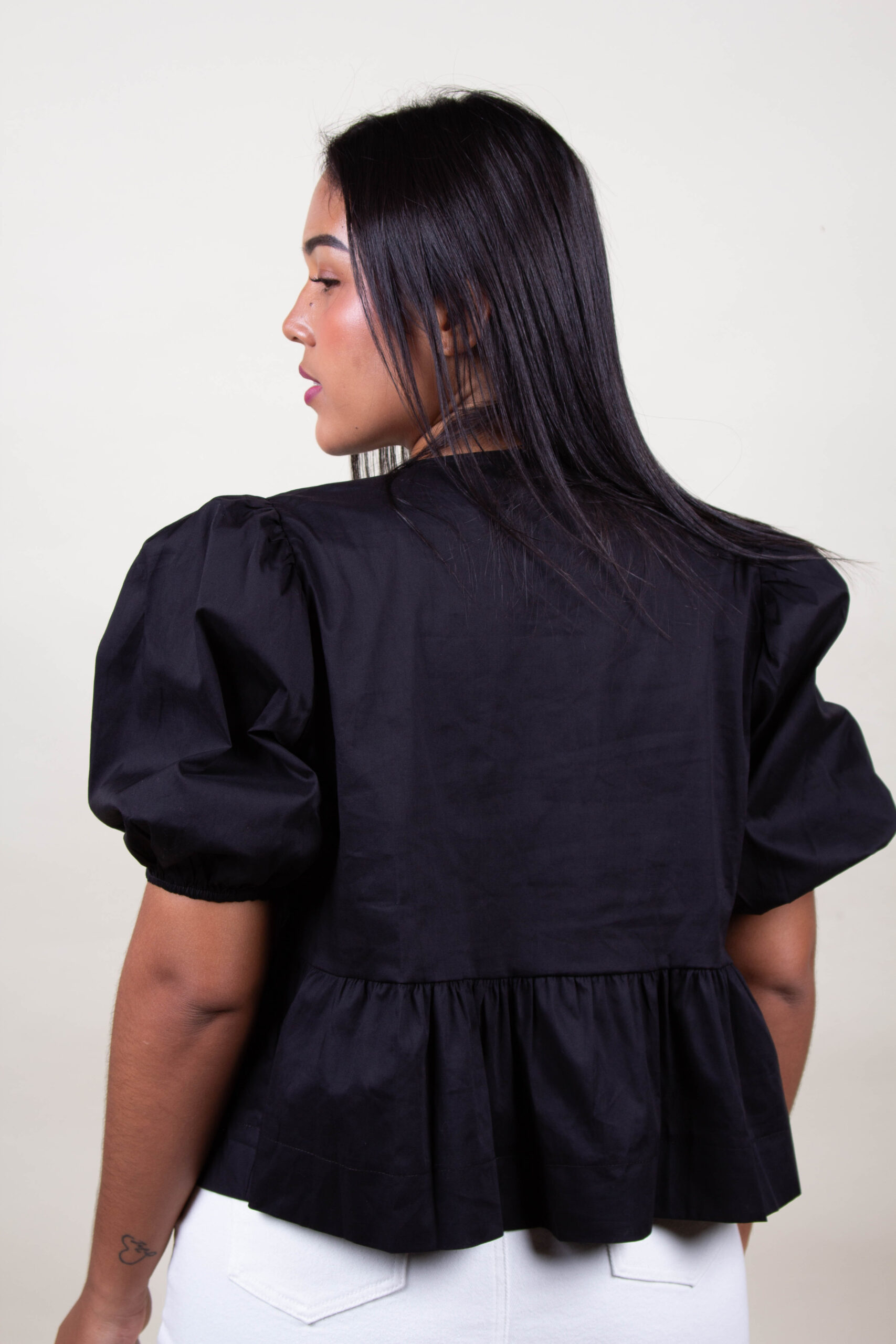 Blusa Negra con lazo Abullonado