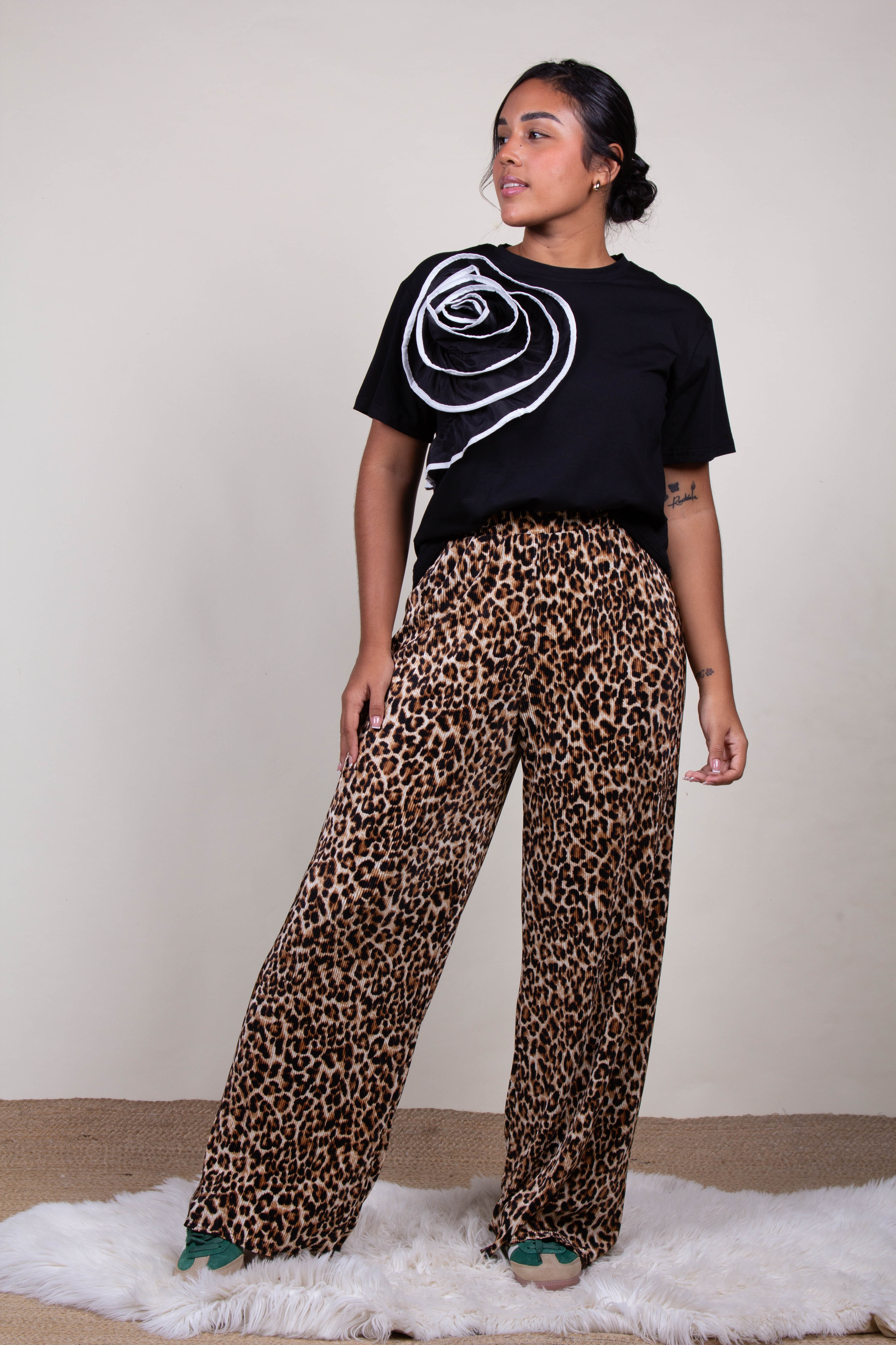 Blusa Negra Con Flor