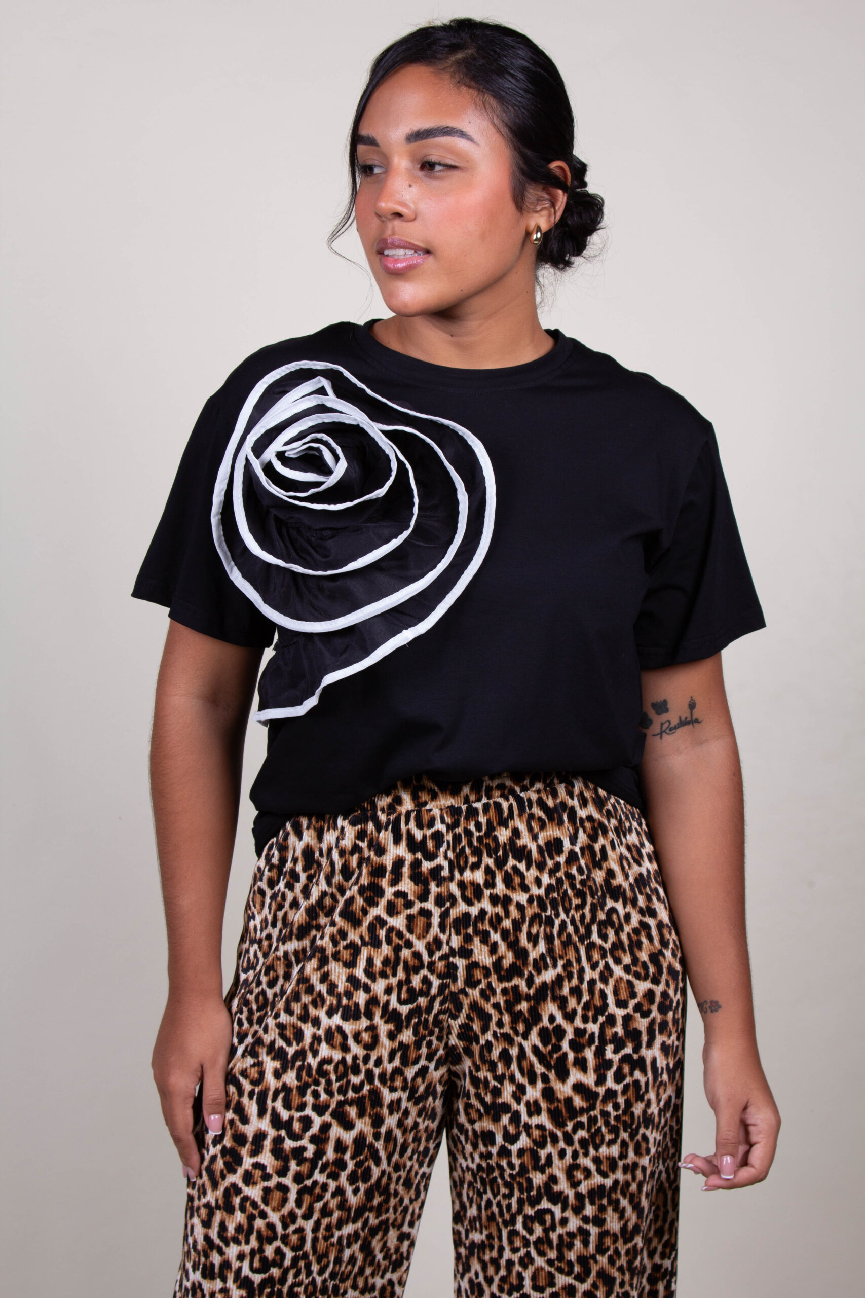 Blusa Negra Con Flor