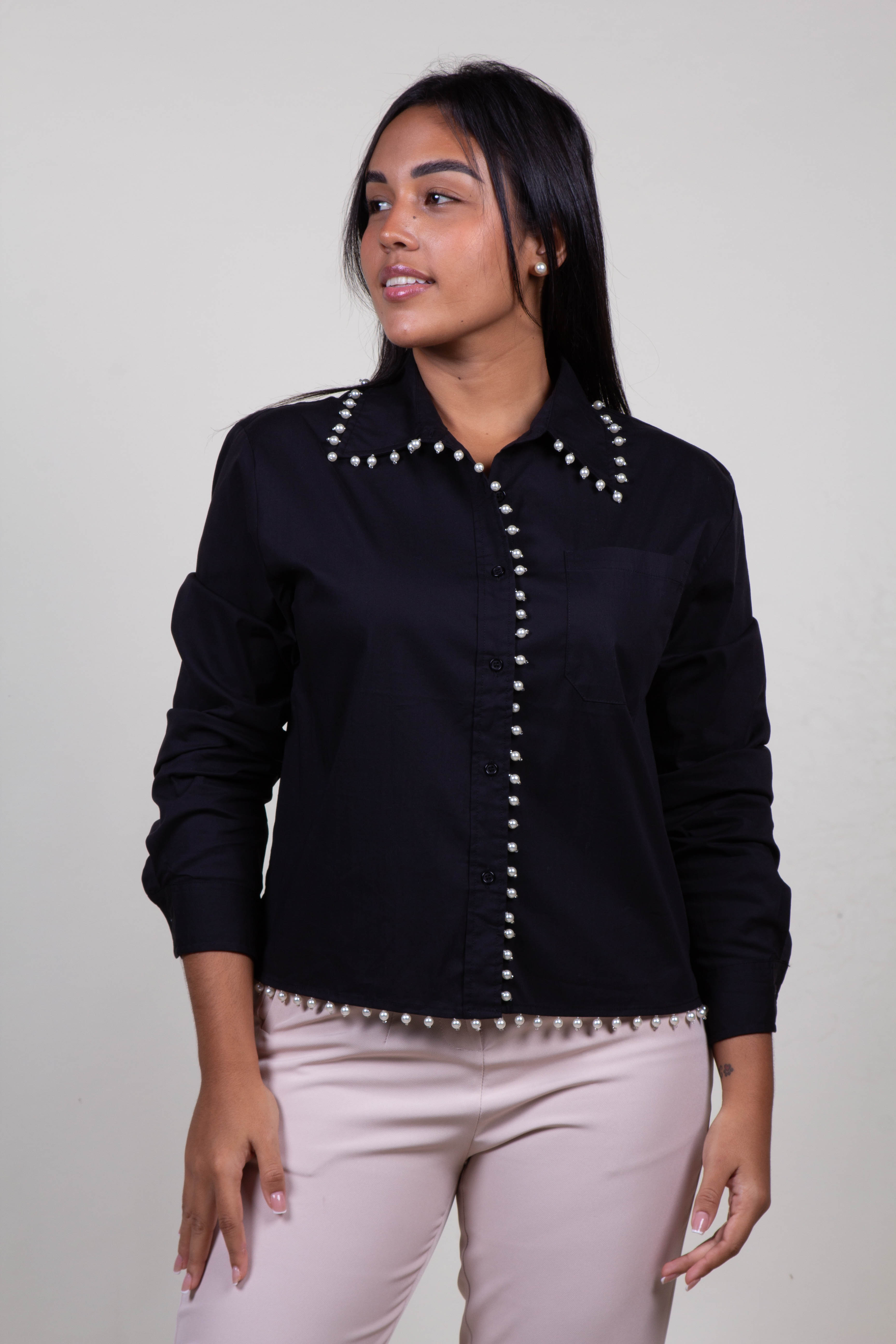 Camisa Negra, Blanca