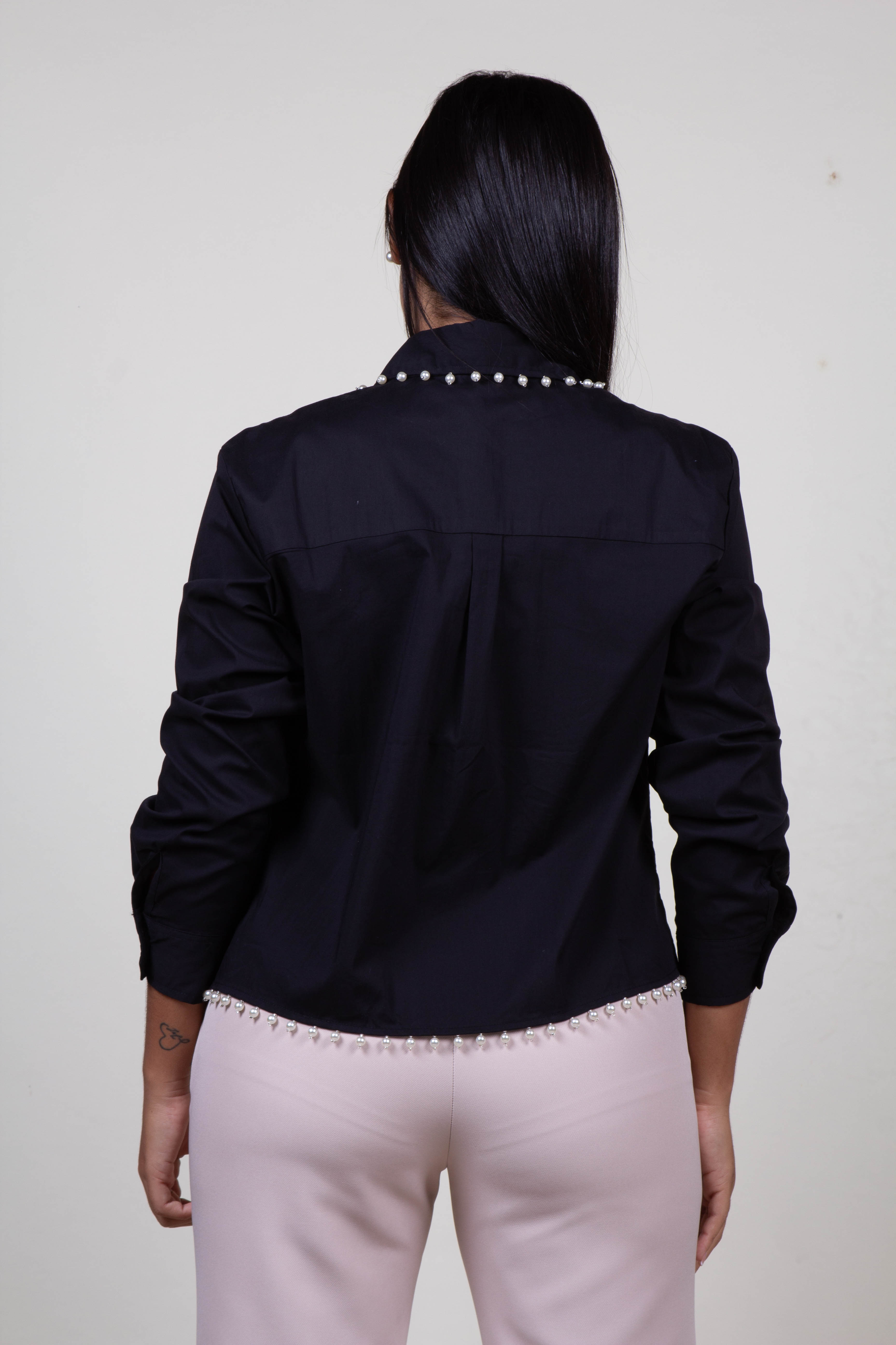 Camisa Negra, Blanca