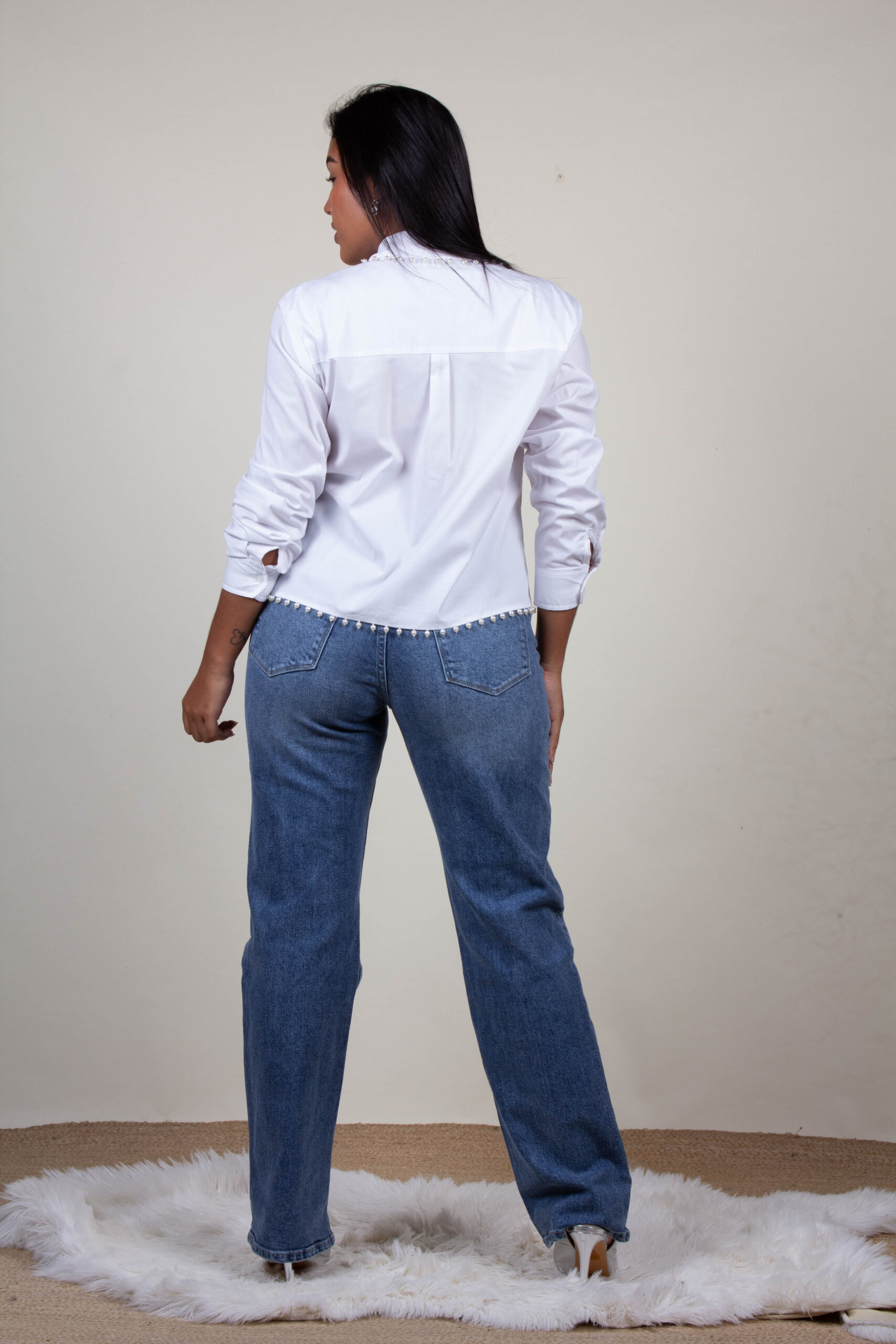 Camisa Negra, Blanca