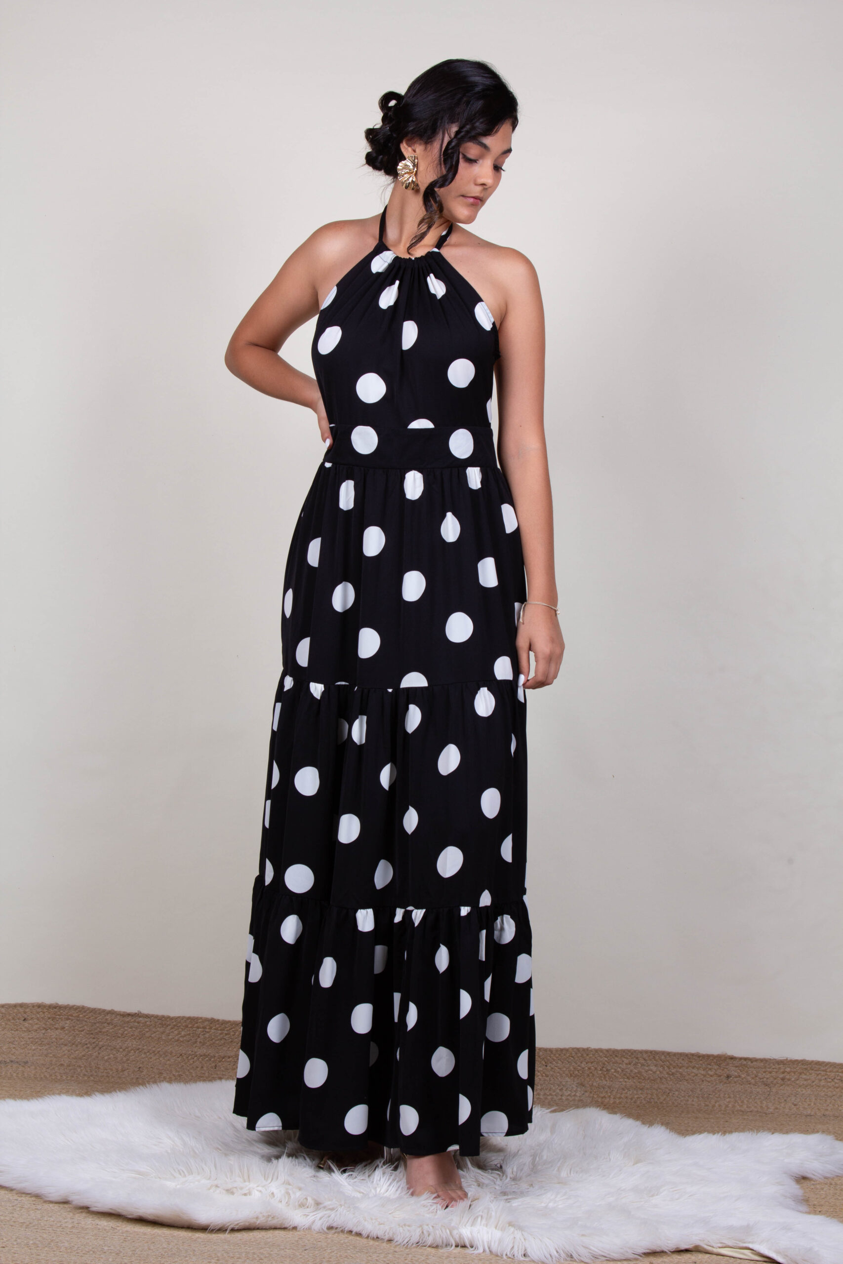 Vestido negro con lunares blancos