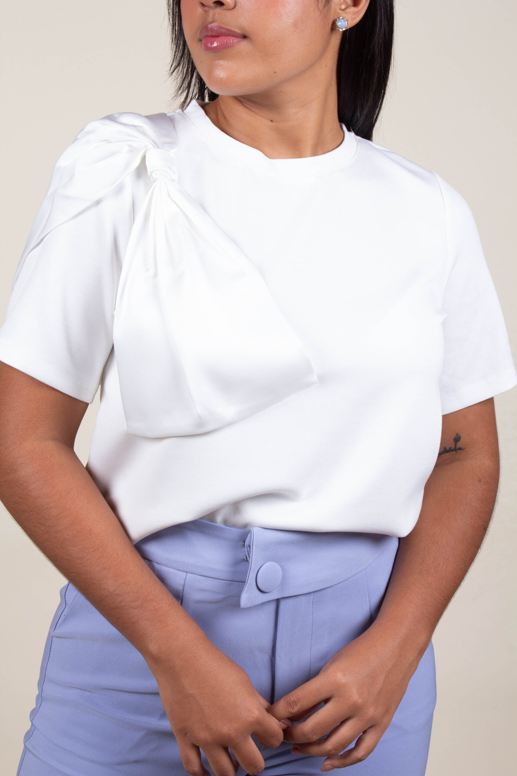 Blusa con lazo en hombro