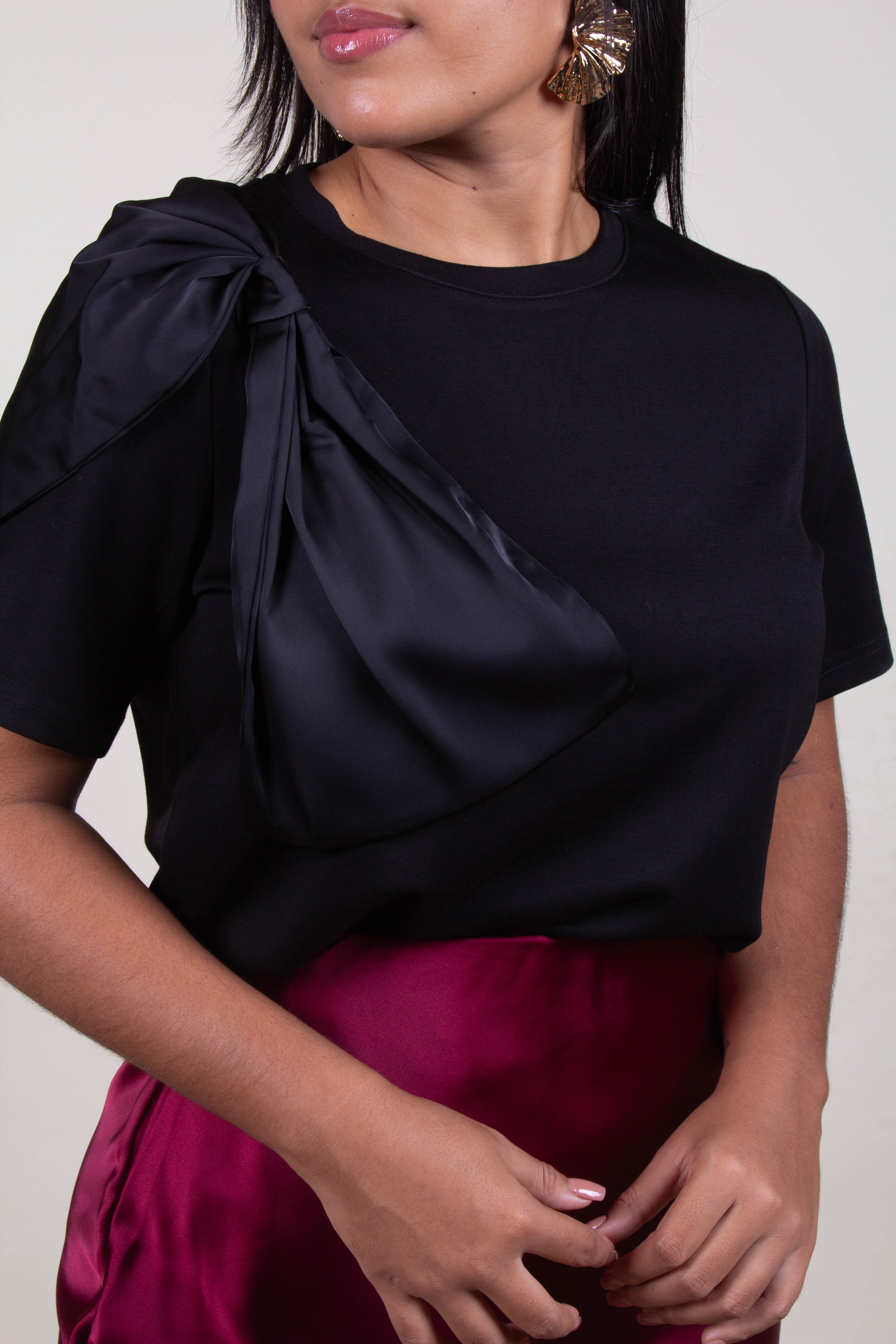 Blusa con lazo en hombro