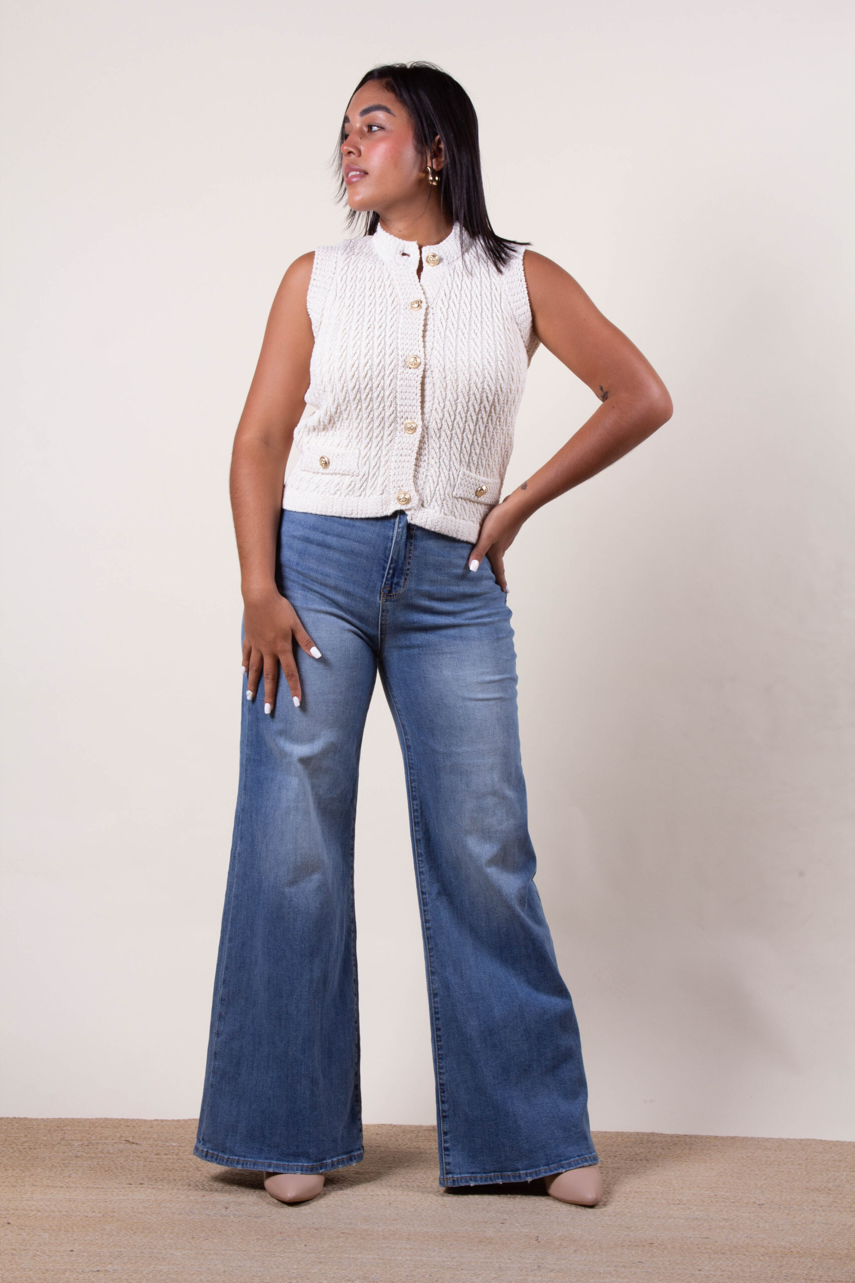 Chalecos con botones dorados