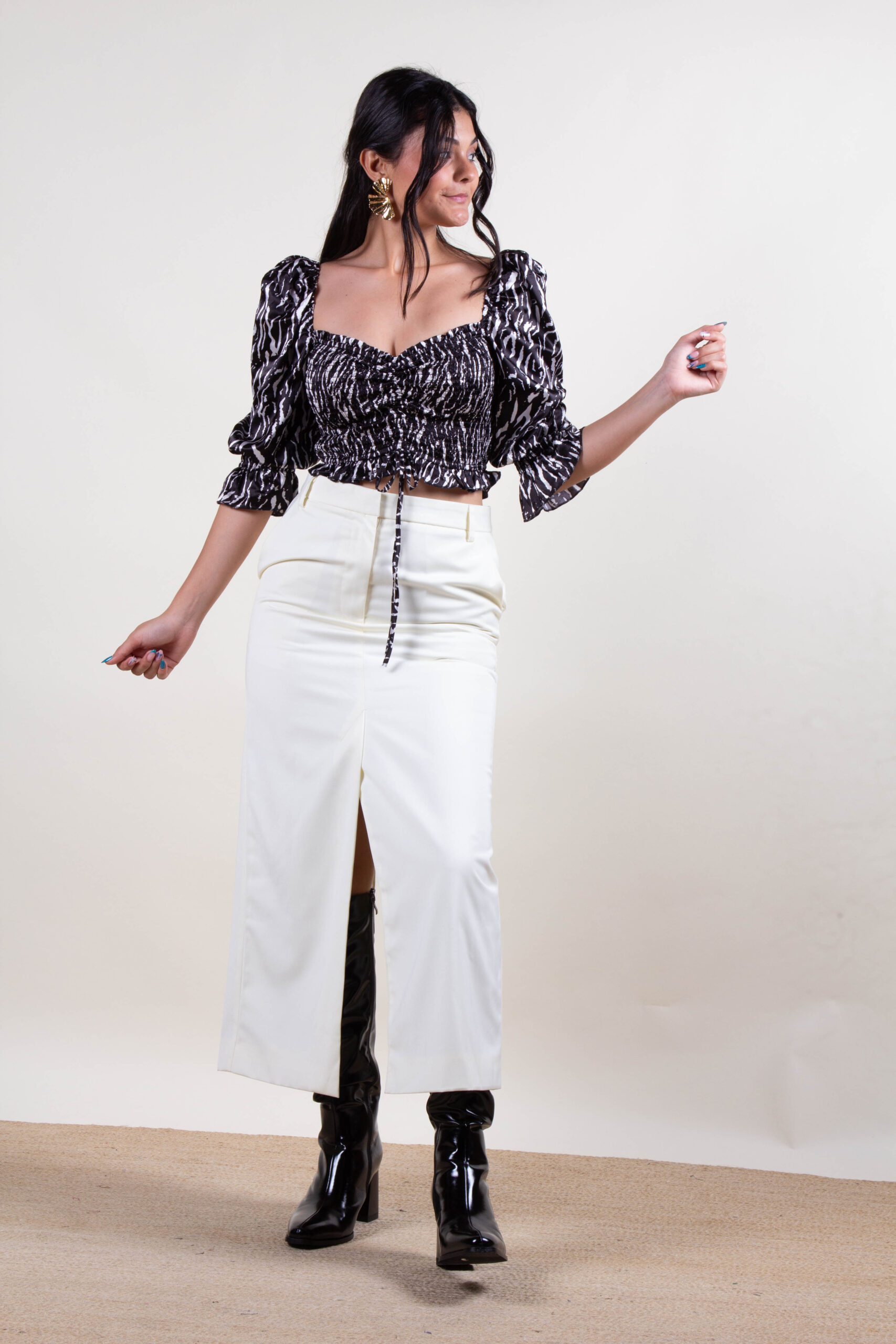 Falda Negra, Blanca