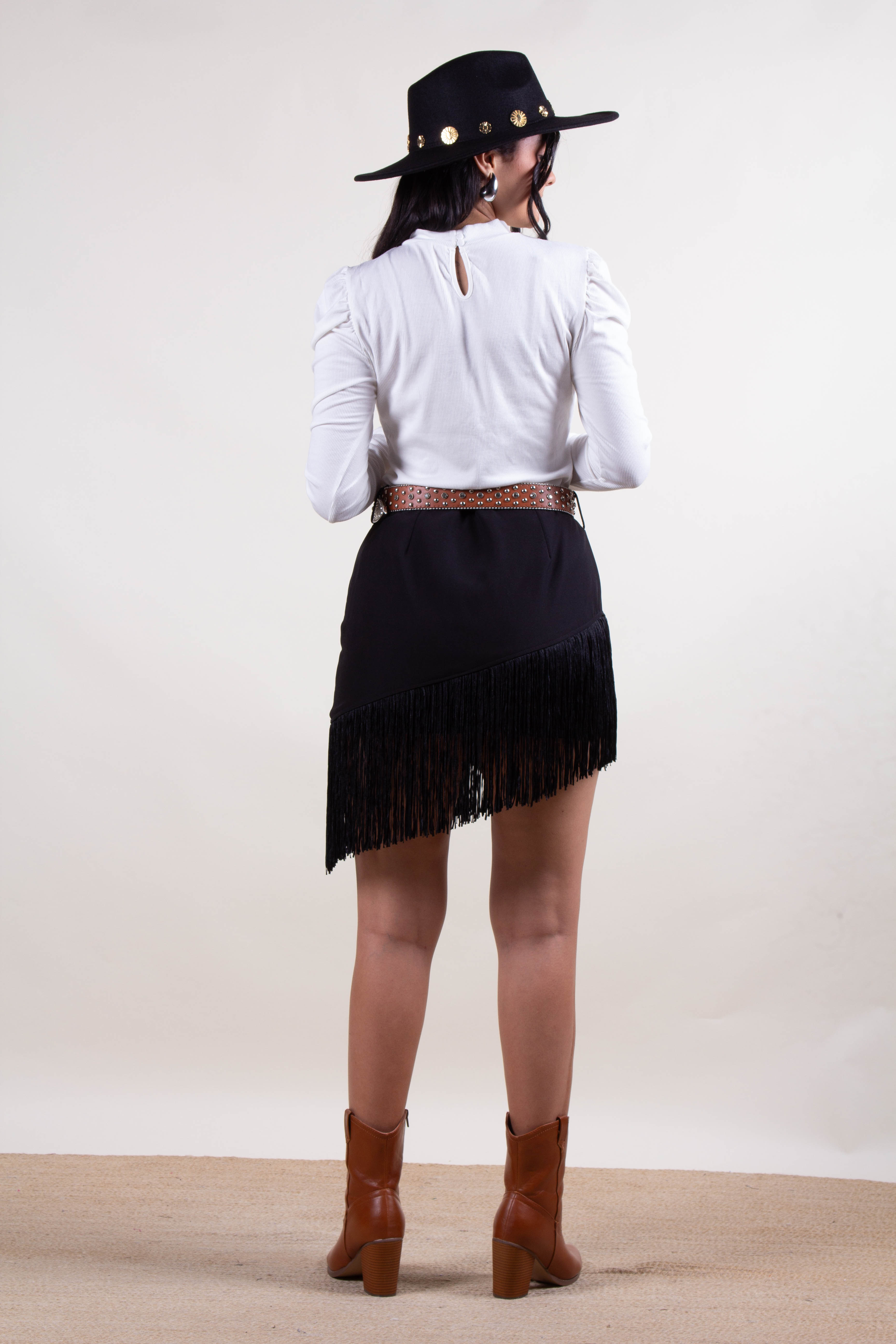 Falda negra flequillos
