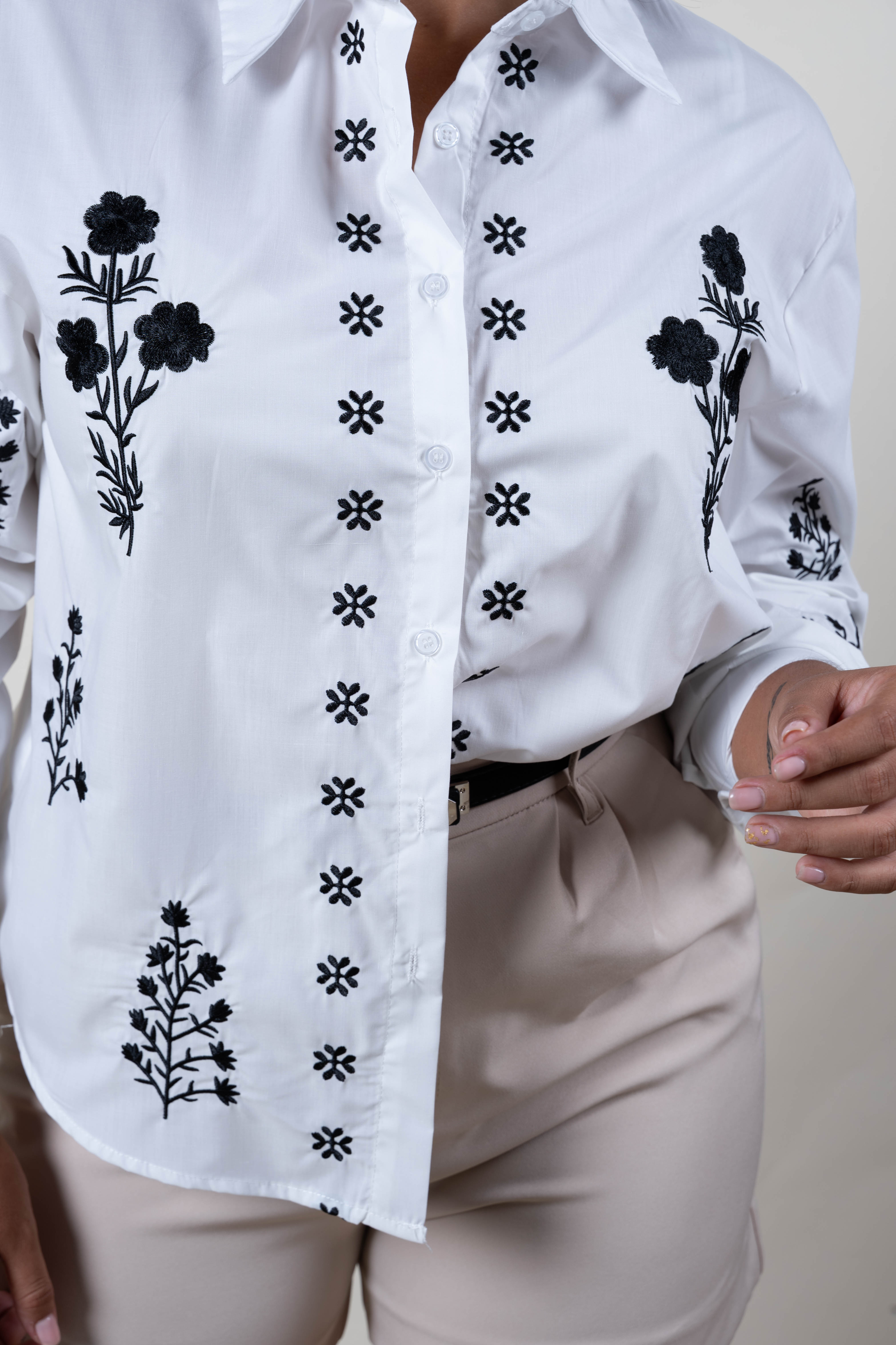 Blusa blanca bordada