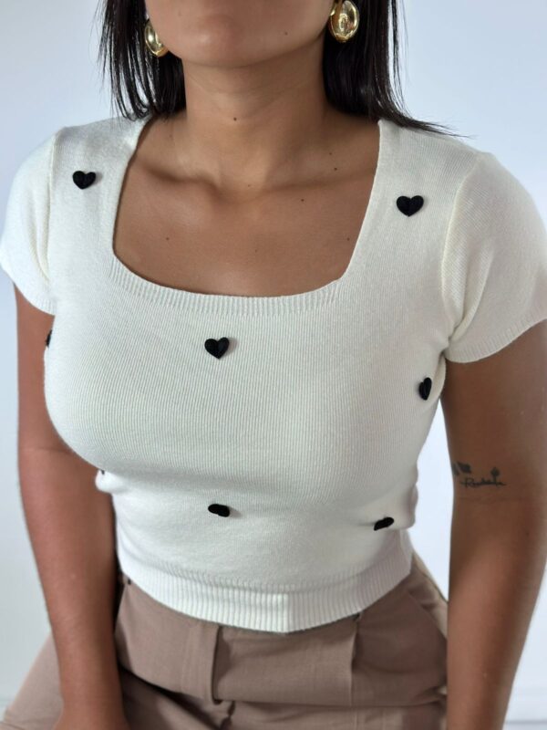 Blusa beige de corazones