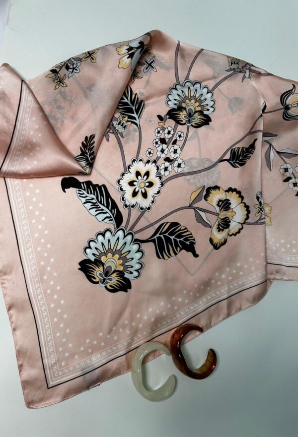 Pañoleta rosada estampada