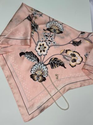 Pañoleta rosada estampada