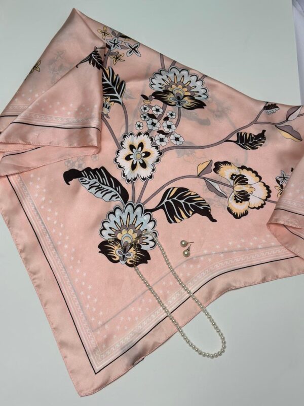 Pañoleta rosada estampada