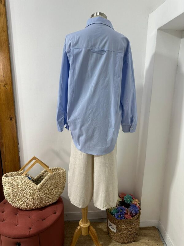 Camisa blanca, Celeste