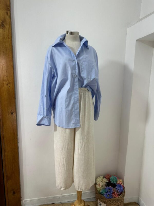 Camisa blanca, Celeste